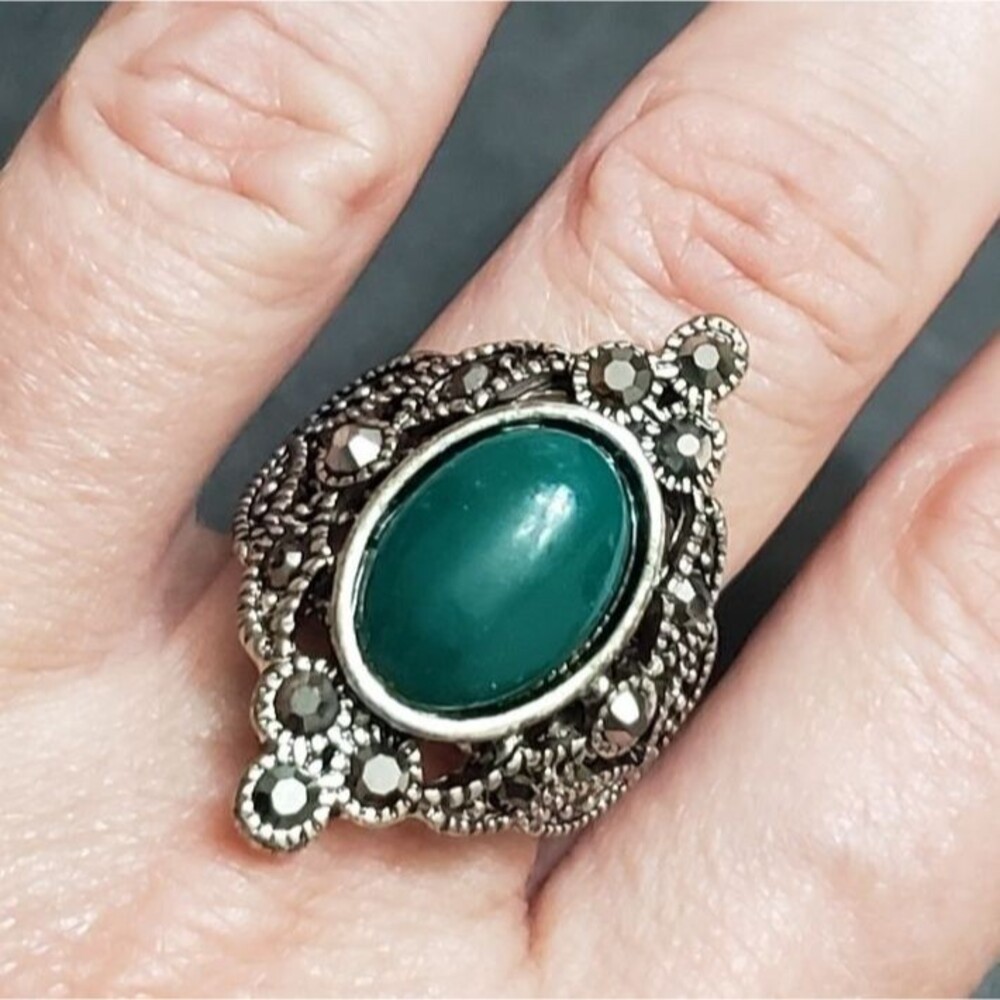 Silver tone with green statement ring Size 9
